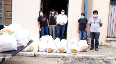 El ministro de Cultura, Rubén Capdevila, empezó ayer a hacer entrega de kits alimentarios.