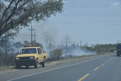 Militares y bomberos tratan de sofocar el incendio Forestal en Chaco'i, camino a Falcón.