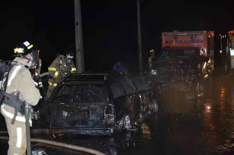 Choque frontal deja un herido y un vehículo incinerado