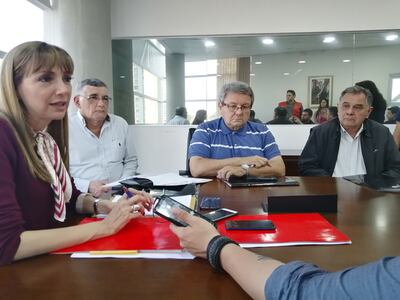 La ministra Carla Bacigalupo (i) durante la reunión de este viernes.