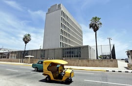 un-mototaxi-pasa-frente-a-la-todavia-oficina-de-intereses-de-estados-unidos-en-cuba-en-la-ciudad-de-la-habana-por-el-momento-no-se-izara-la-bander-195743000000-1355577.jpg