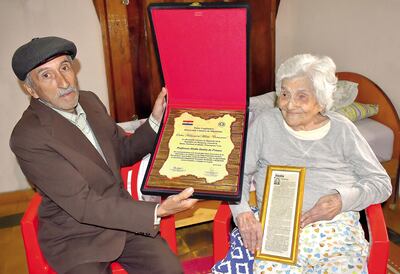 Doña Alodia con su hijo Manuel Franco, mostrando el reconocimiento con la Orden al Mérito Comuneros que le fue entregada por el Congreso Nacional.