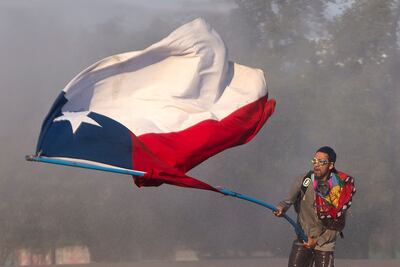 Un manifestante ondea una bandera chilena durante las protestas contra el gobierno de Sebastián Piñera.