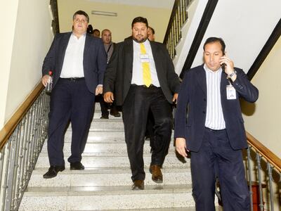 El acusado diputado colorado  Esteban Samaniego (izq.)  se retiró ayer molesto de la comisión.