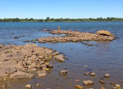 Bancos de arena y de rocas se observan en el canal del río Paraná debido a la pronunciada bajante.