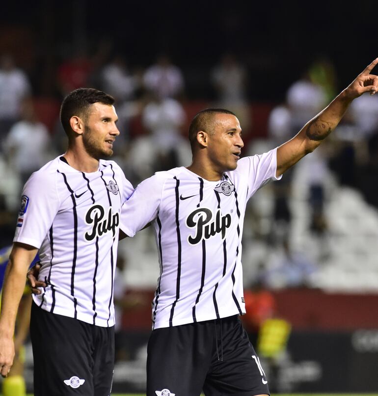 Con el índice arriba Macnelly Torres festeja el gol, fue el segundo de Libertad, y lo acompaña Adrián Martínez. El colombiano jugó uno de sus mejores partidos desde que llegó a Tuyucuá. En cada cotejo va levantando su rendimiento, ayer arrancó de titular en el equipo de José Chamot.