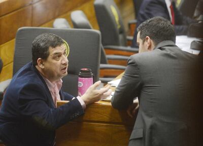El vicepresidente de la República, Hugo Velázquez (i), incluso ocupó bancas en la Cámara de Diputados en plena sesión ayer.