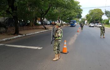 Calles prácticamente vacías en aislamiento total para la prevención del COVID-19.