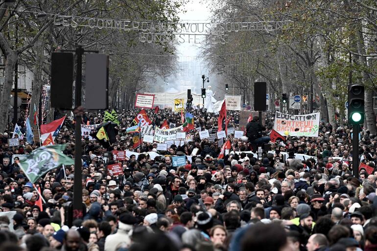 Una multitud protesta contra la reforma de jubilaciones en París, este martes.