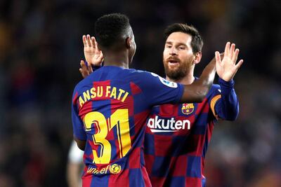 Ansu Fati recibe la felicitación de Lionel Messi.
