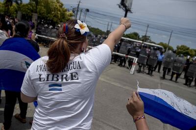 Personas participan durante una protesta express,  después de una reunión de miembros de la Unidad Nacional Azul y Blanco (UNAB), en Managua (Nicaragua). (Imagen de archivo EFE).