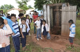 asi-se-ve-la-letrina-que-utilizan-los-130-alumnos-que-acuden-diariamente-en-la-escuela-la-victoria-ubicada-en-el-distrito-de-yasy-cany-departamento-211101000000-1558560.jpg