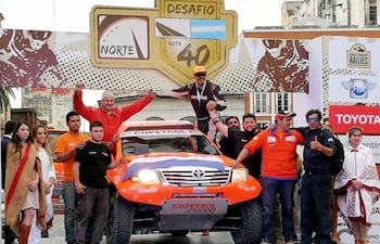 blas-zapag-benitez-derecha-celebra-el-tercer-lugar-en-el-podio-en-la-rampa-de-llegada-del-desafio-ruta-40-norte-en-argentina-junto-al-equipo-copetr-222503000000-1623711.jpg