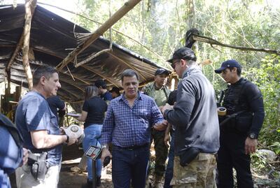 Hugo Sosa Pasmor (c), junto al comandante de la Policía, Francisco Resquín (i), en una operación contra el crimen organizado.