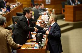los-diputados-arnaldo-samaniego-excartista-y-el-cartista-pedro-alliana-der-se-saludan-tras-la-eleccion-de-la-mesa-directiva--213210000000-1843701.jpg