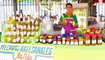 Hilda López ofrece una gran variedad de productos hechos de mango, siendo la mermelada sin azúcar ni edulcorante una de las opciones.