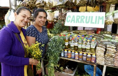 Las vendedoras del Paseo de los Yuyos del Mercado 4 invitan a participar del festival a realizarse hoy en el sitio. Habrá degustación gratis, baile y música, además de la coronación de la reina del carrulim.