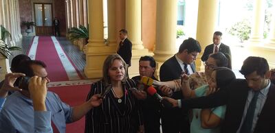 Lilian Samaniego, conversando con medios de prensa en Palacio de López hoy.
