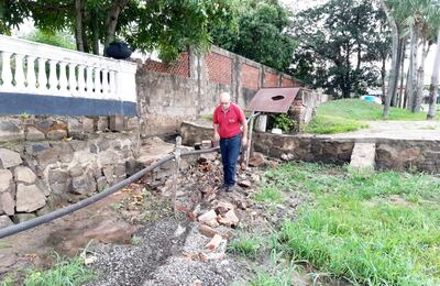 El caño de PVC a través del cual eran supuestamente vertidos los efluentes cloacales al lago fue tapado con arena y piedras.