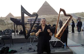 victor-espinola-c-tras-su-presentacion-en-the-dream-concert-en-egipto-frente-a-las-piramides-de-giza-el-arpista-gana-fama-en-el-mundo--02632000000-1437090.jpg