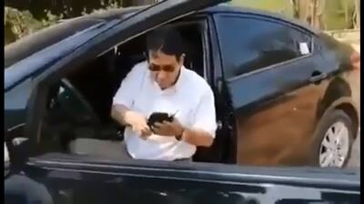 Funcionario municipal que agredió a activistas.