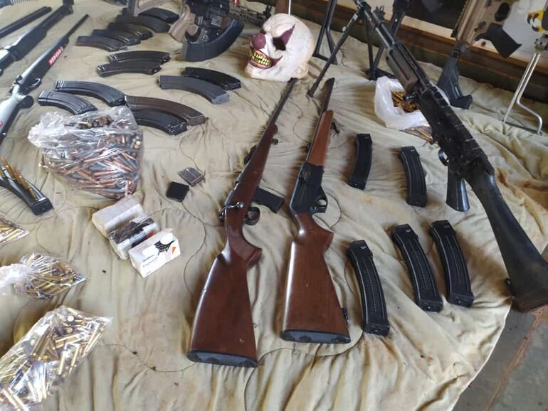 Desde armas largas hasta explosivos fueron hallados en poder de los tres detenidos.
