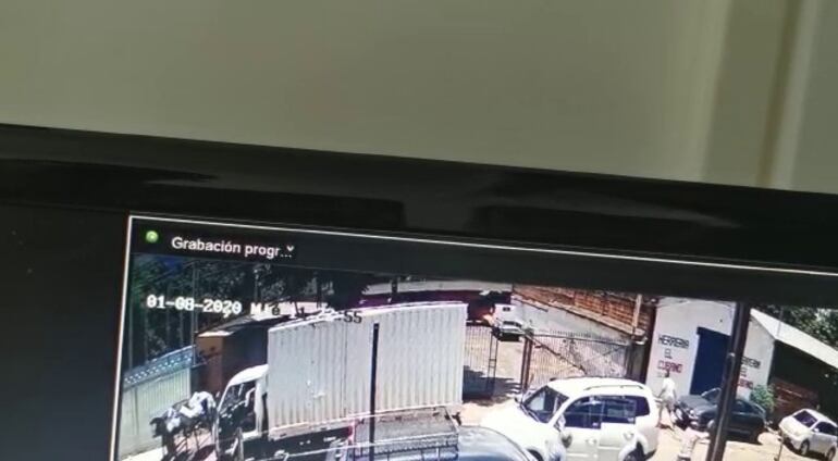 Uno de los policías dispara al delincuente, tras darse cuenta del atraco.