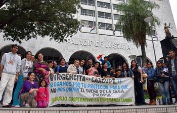las-familias-festejaron-frente-al-palacio-de-justicia-la-adjudicacion-de-sus-viviendas-a-senavitat--221805000000-1588567.jpg