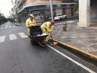 Varias cuadrillas de Servicios Urbanos de la Municipalidad de Asunción trabajan este año para limpiar las calles tras los festejos.