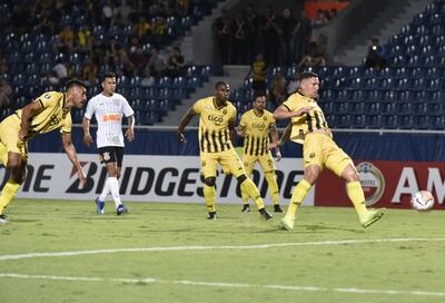 Jorge Morel define solo para  anotar el único gol de Guaraní ante Corinthians en un partido que le costó bastante al Aurinegro.