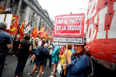 Decenas de personas participan en una protesta encabezada por el grupo  Frente de Izquierda contra la Ley de Gestión de la Sostenibilidad de la Deuda Pública Externa el miércoles, ante el Congreso en Buenos Aires.