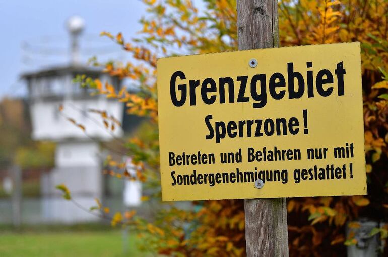 Un cartel alerta de que este lugar es una zona fronteriza.