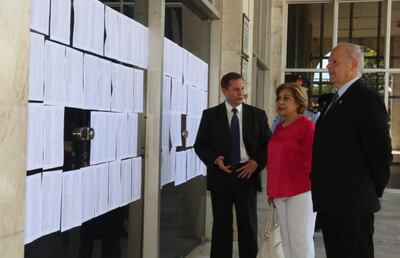 Los ministros Alberto Martínez Simón, Gladys Bareiro de Módica y Luis María Benítez Riera, observan el prepadrón de abogados.