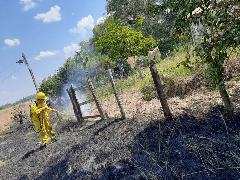 Una bombero voluntaria de San Juan Nepomuceno, Nidia Carrera, trabajando en la extinción del fuego en un incendio de pastizal