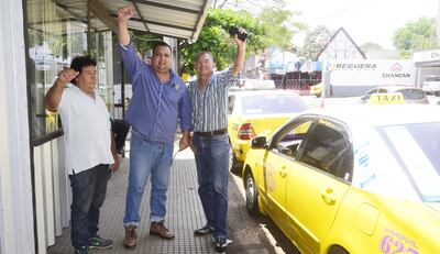 (De izq. a der.) Wilfrido Escobar, Juan Chamorro y Dionisio Ramírez, taxistas de la parada n° 41 que se animaron a denunciar la corrupción en la que operan los permisionarios y los que subarrendan los espacios.