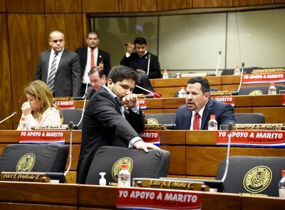 Diputados oficialistas colocaron calcomanías por sus bancas.