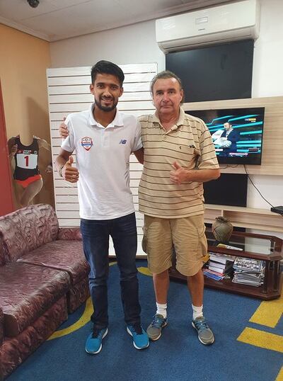 Francisco Figueredo (d) con el atleta Derlys Ayala.