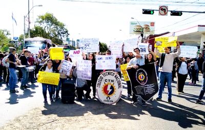 Ayer los estudiantes del CTN cerraron de manera intermitente la avenida Mariscal López  para exigir la reposición de sus maestros con formación técnica. El MEC corrigió su error.