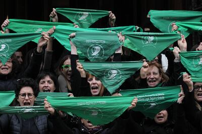 Activistas por la despenalización del aborto sostienen pañuelos verdes durante una marcha para conmemorar su lucha (foto Archivo).