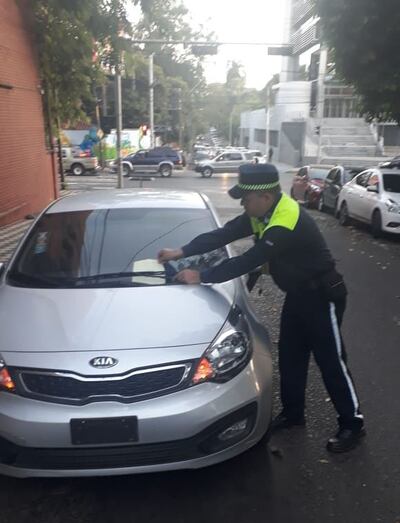 La Policía Municipal de Tránsito multó a padres que estacionaron en doble fila, frente al colegio Cristo Rey. Estas medidas fueron tomadas luego una iniciativa de la comuna capitalina.