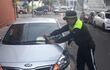 La Policía Municipal de Tránsito multó a padres que estacionaron en doble fila, frente al colegio Cristo Rey. Estas medidas fueron tomadas luego una iniciativa de la comuna capitalina.