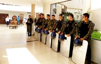 Unos 150 efectivos policiales, de los cuales 60 eran cascos azules, fueron convocados para resguardar la sesión de la Junta Municipal, pero que debido a los enfrentamientos fue suspendida.