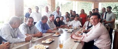 Horacio Cartes (c) recibe en su casa a diputados y senadores aliados que fueron a darle apoyo tras la orden de captura en su contra dictada por la justicia brasileña en el caso Darío Messer.