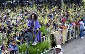 en-el-santuario-de-la-virgen-de-caacupe-como-es-tradicional-en-la-misa-de-domingo-de-ramos-comenzo-con-la-entrada-de-la-imagen-del-senor-de-las-pa-202615000000-392269.jpg
