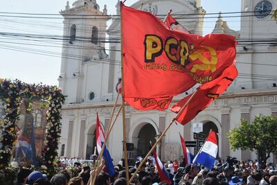 Manifestantes del Partido Comunista del Paraguay durante la misa en la Catedral Metropolitana de Asunción.