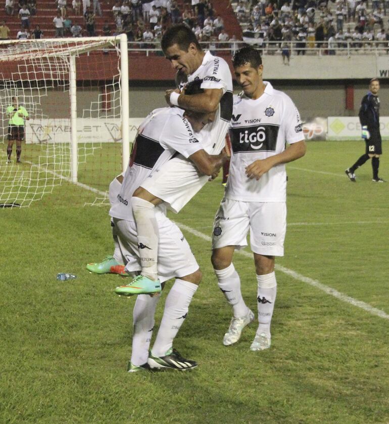 Derlis González festejando uno de sus goles con el Decano.