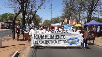 Funcionarios del Hospital de Clínicas cerraron media calzada de la avenida Mariscal López.