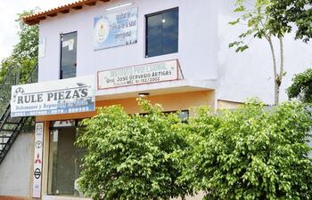 en-este-local-de-dos-plantas-funcionan-una-casa-de-autorrepuestos-y-un-instituto-tecnico-superior-en-la-ciudad-de-curuguaty-departamento-de-canindey-200143000000-394676.jpg