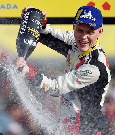 Celebración a lo grande del estonio Ott Tanak, quien se consagró campeón del mundo de rally.