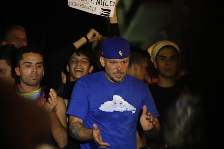 Residente participa en la protesta en San juan (Puerto Rico), delante de la sede de La Fortaleza, sede del ejecutivo de la isla, para reclamar la dimisión del gobernador de la isla, Ricardo Rosselló.